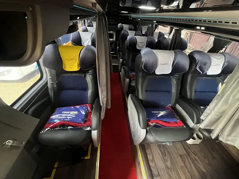 Poltronas do ônibus Transmar com kit de viagem embalado