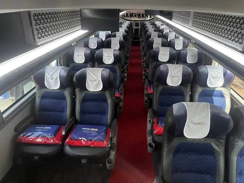 Poltronas reclináveis da frota Transmar, prontas para a excursão